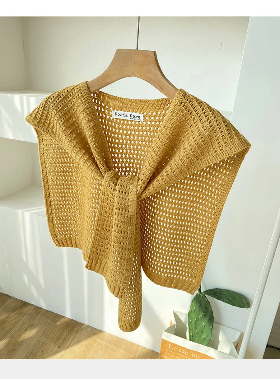 日常時髦感搭配簍空披肩