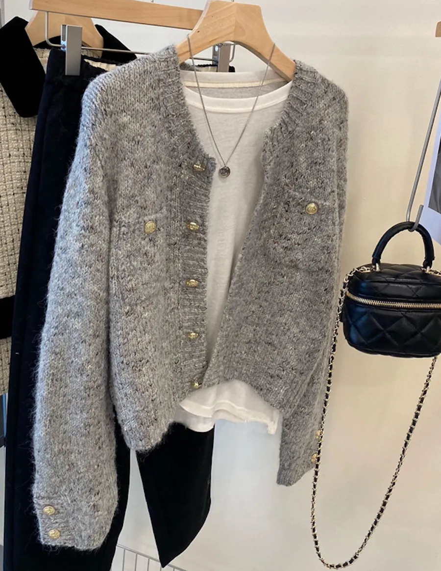 Something Me小香風針織開衫，灰調設計結合慵懶短款風格，打造輕鬆百搭的時尚穿搭