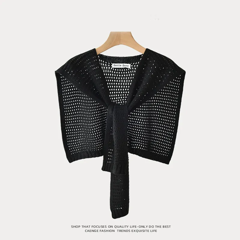 日常時髦感搭配簍空披肩