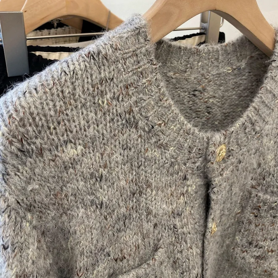 圓領設計，灰調簡約風格，打造專屬氣質穿搭！