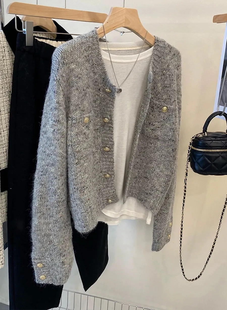 灰調小香風針織開衫，精選輕柔面料與高質感設計，適合秋冬多層次穿搭需求